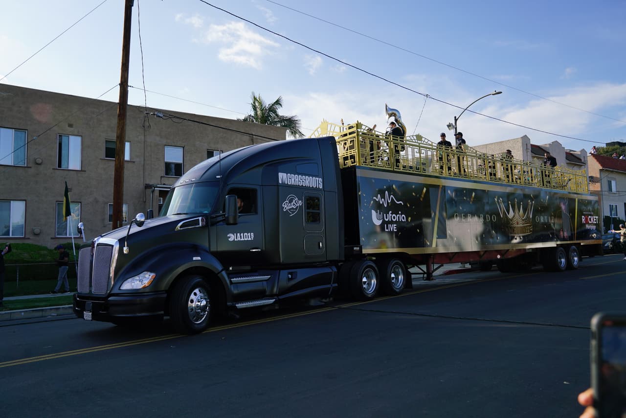 El cantante de corridos se montó sobre un camión y ofreció un histórico concierto recorriendo lugares emblemáticos de Los Ángeles.