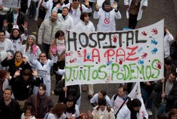 Decenas de miles de personas se manifestaron el domingo por el centro de Madrid para protestar contra los recortes en la sanidad y el plan del gobierno conservador regional de privatizar la gestión de algunos hospitales de la comunidad.