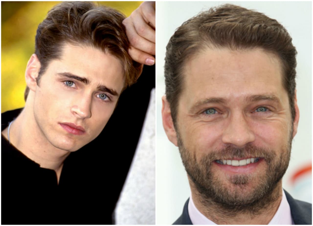 <b>Jason Priestley</b> nació en 1967 y fue a los 23 años que dio vida a
<b>'Brandon Walsh'</b>. Hoy tiene 50 años y parece que su paso por la madurez ha sido bastante decoroso.