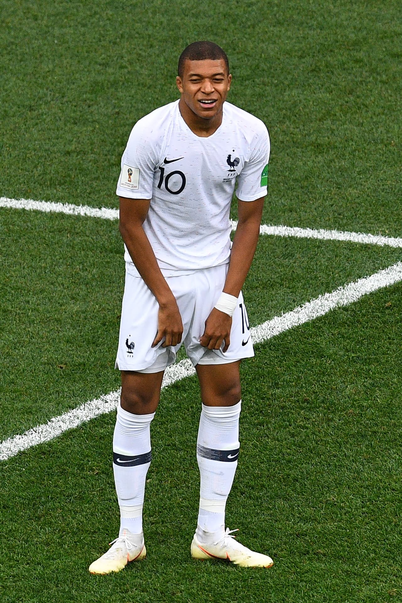 En una de las pocas que pudo ganar en velocidad, por la derecha, sacó un centro al punto penal pero no estaba acompañado. La pelota se paseó por el área.