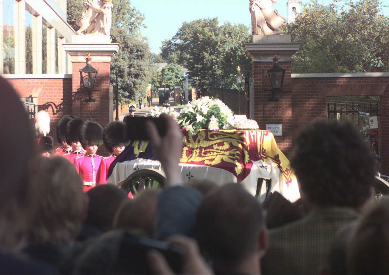 Y como si la tortura no hubiese terminado, Camila asistió al funeral de la princesa Diana.