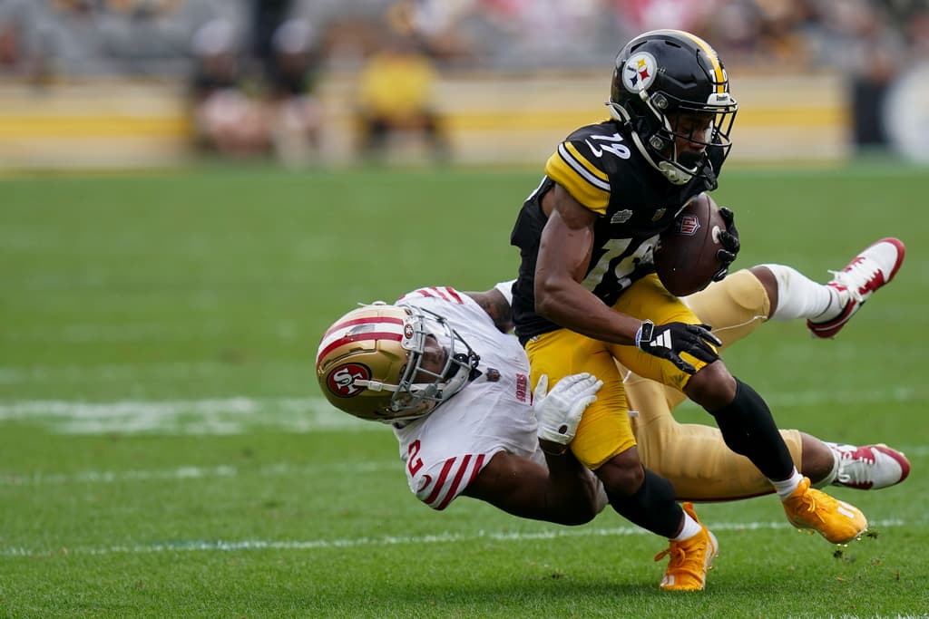 En cambio, los Steelers se desgastaron por momentos. El mariscal de campo de San Francisco, Brock Purdy, tuvo un eficiente 19 de 29, lanzando para un par de touchdowns a Brandon Aiyuk con el veterano back defensivo Patrick Peterson en cobertura. Peterson predijo que obtendría al menos una intercepción contra Purdy. Si bien derribó un par de pases, tampoco pudo evitar que Aiyuk aterrizara en la zona de anotación con el balón en sus manos.
<br>