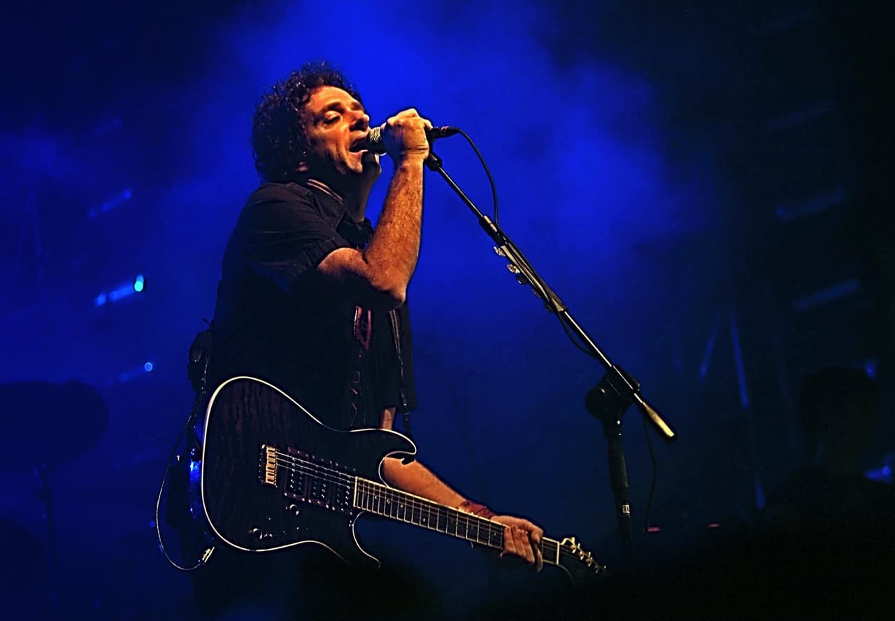 "De aquel amor de música ligera
<br>Nada nos libra, nada más queda".
<br>
<br>Himno del rock en español, el tema fue el sencillo promocional del disco 'Canción animal', lanzado en 1990. Es sin duda la canción más emblemática y reconocida del grupo, y es el tema con el cual la banda cerraba sus conciertos en la gira 'El último concierto', acuñando la famosa frase "Gracias totales" al culminar la canción.