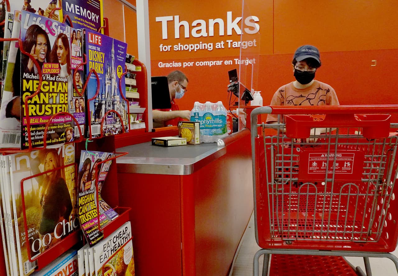 <b><a href="https://www.target.com/">Target</a>.</b> La cadena de almacenes Target anunció que las tiendas permanecerán cerradas durante el Thanksgiving. No obstante, los centros de distribución y llamadas tendrán algo de personal en el Día de Acción de Gracias. A partir de este año, las tiendas estarán cerradas durante esta festividad. El año pasado, la cadena cerró durante el Día de Acción de Gracias debido a la pandemia. La mayoría de las tiendas reabrirían a las 7 am del Black Friday.