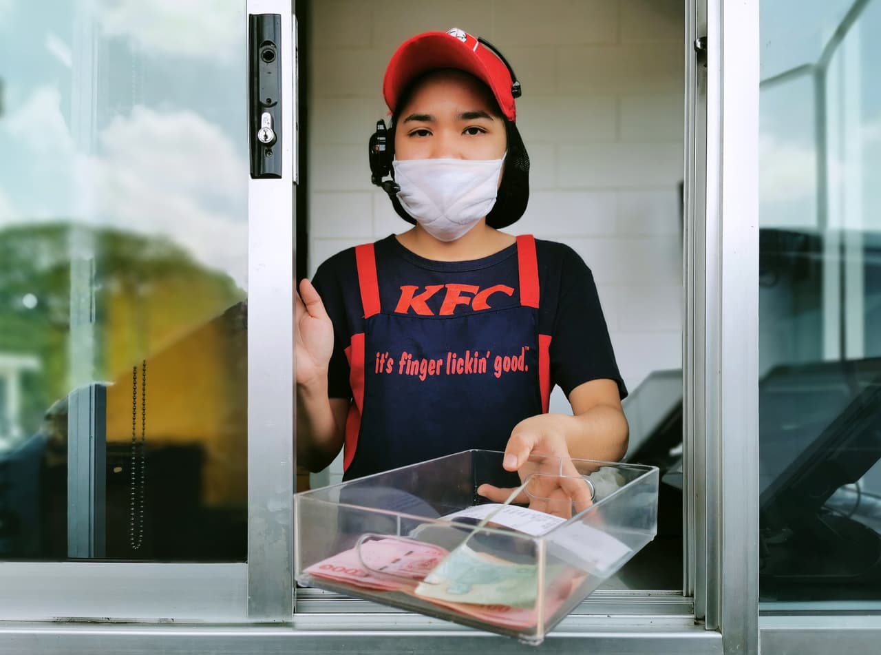 <b>KFC</b>
<br>
<br>Esta cadena ofrece un programa de subvenciones educativas llamado 
<i>REACH</i>, 
<a href="https://kfcfoundation.org/ourprograms/"><u>que ayuda en el pago de la matrícula universitaria a sus empleados</u></a> con hasta 3,000 dólares por año.
<br>
<br>Los fondos se pueden utilizar para obtener títulos universitarios de dos o cuatro años, para estudios de posgrado y para aplicar en escuelas vocacionales.
<br>
