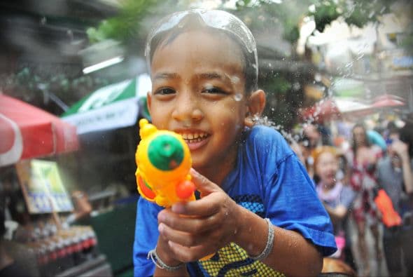 Unos usan pistolas de agua.