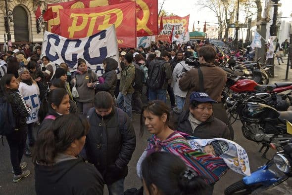 Por su parte, el sector opositor de la Confederación General del Trabajo (CGT), que reúne, entre otros, a poderosos gremios del transporte, realiza su paro de 24 horas el jueves.