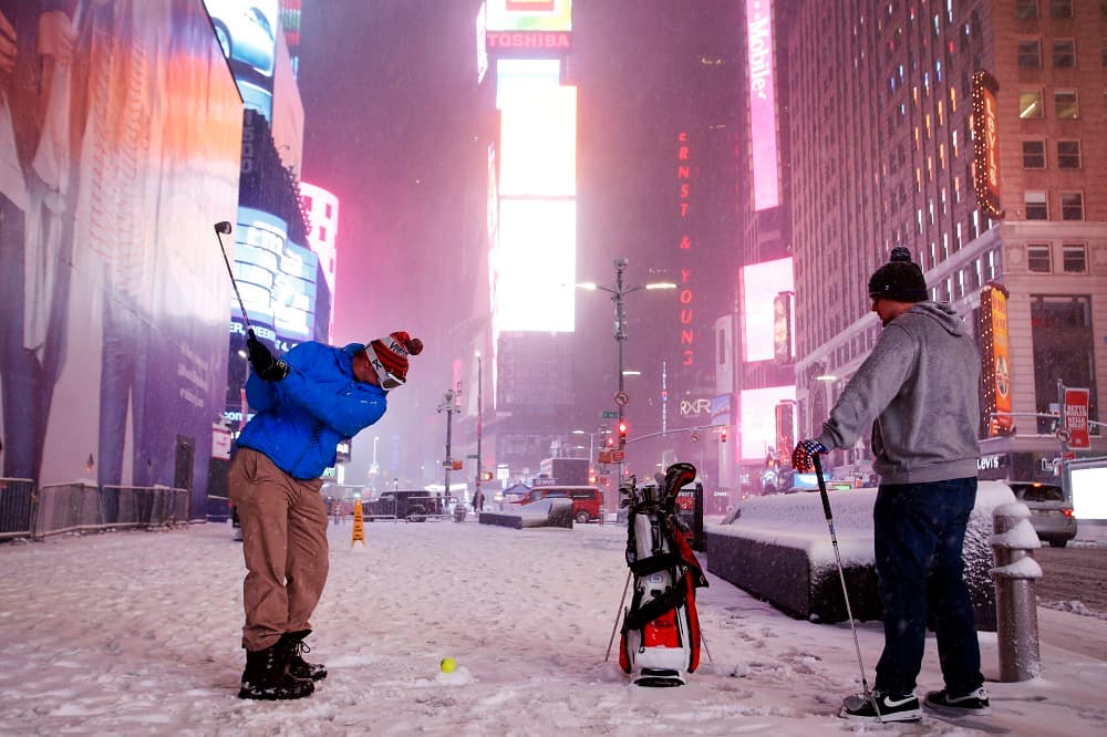 Una tormenta invernal está golpeando al este del país, donde cerca de 50 millones se pueden ver afectadas. En la imagen, dos personas juegan al golf en medio de la nieve Times Square, Nueva York.