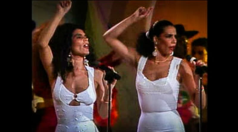 El escenario se lleno de melodías gitanas con las voces de las hermanas Encarna y Toñi Salazar, del grupo Azúcar Moreno.