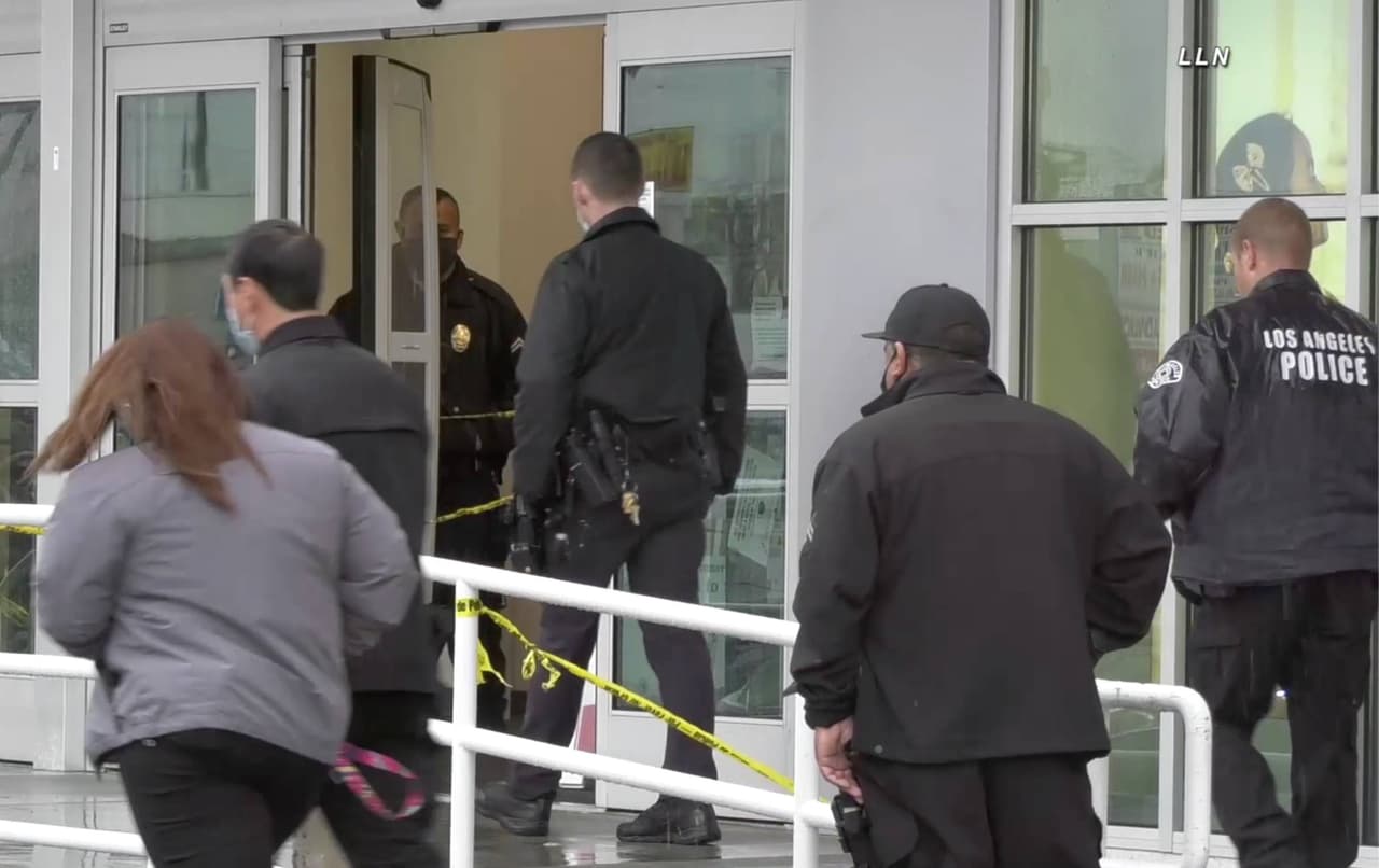 La policía de Los Ángeles más adelante confirmó que la segunda persona muerta en el tiroteo era una niña de 14 años.