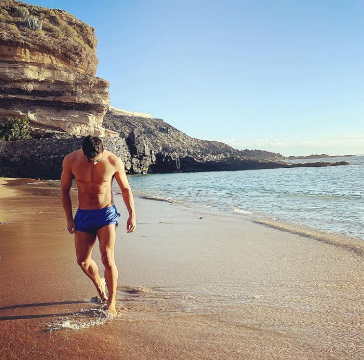 <b>#4</b>
<br>Un par de meses antes, en febrero de 2021, el actor hizo de la playa de Tenerife, en las Islas Canarias, un spot perfecto para lucir sus músculos, entre ellos, sus trabajados cuádriceps y abductores de las piernas. 
<br>