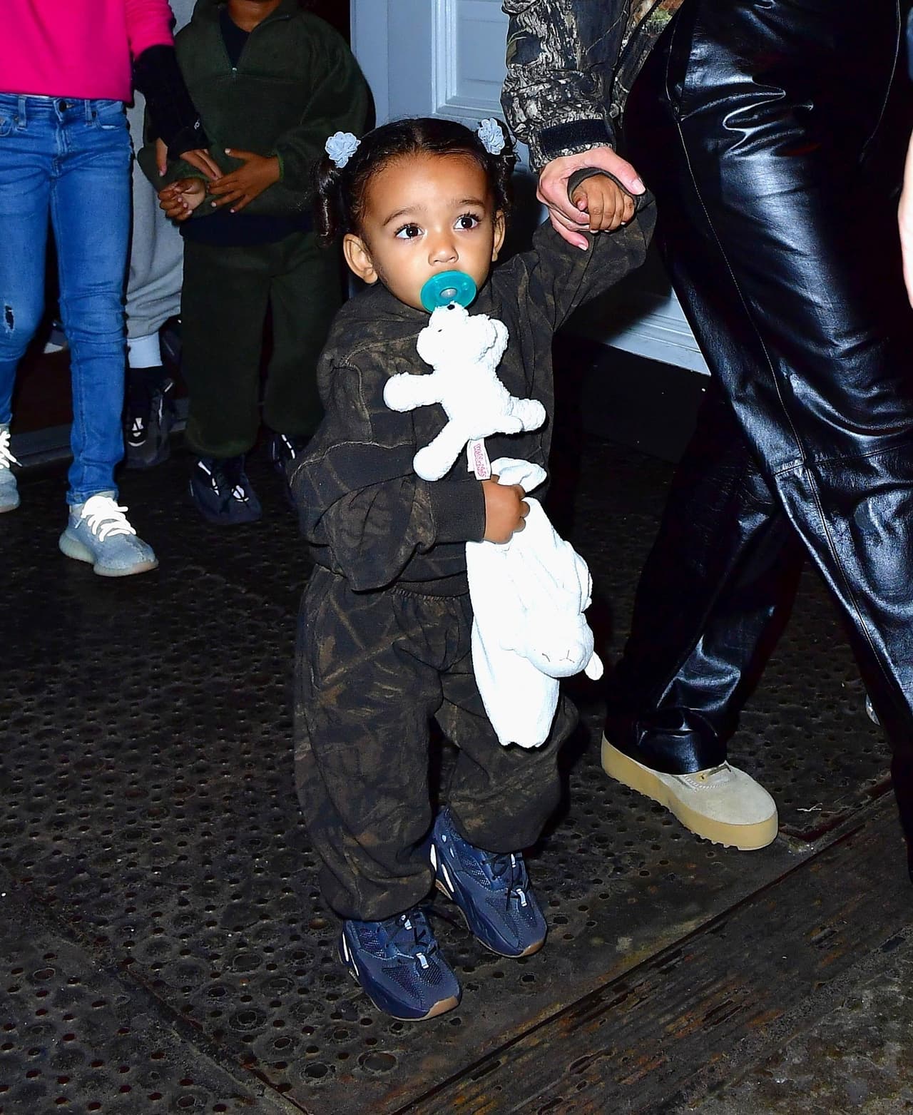 Contó que la niña sufrió un accidente cuando se cayó de una silla, lo que le lastimó el rostro. "El otro día, mi hija 
<b><a href="https://www.univision.com/entretenimiento/kim-kardashian-cree-que-dios-le-envio-un-mensaje-contundente-con-su-hija-chicago" target="_blank">Chicago se cayó de la silla</a></b>", rememoró Kardashian. "Se cortó la cara, (necesitó) suturas, tuve que resolverlo todo".