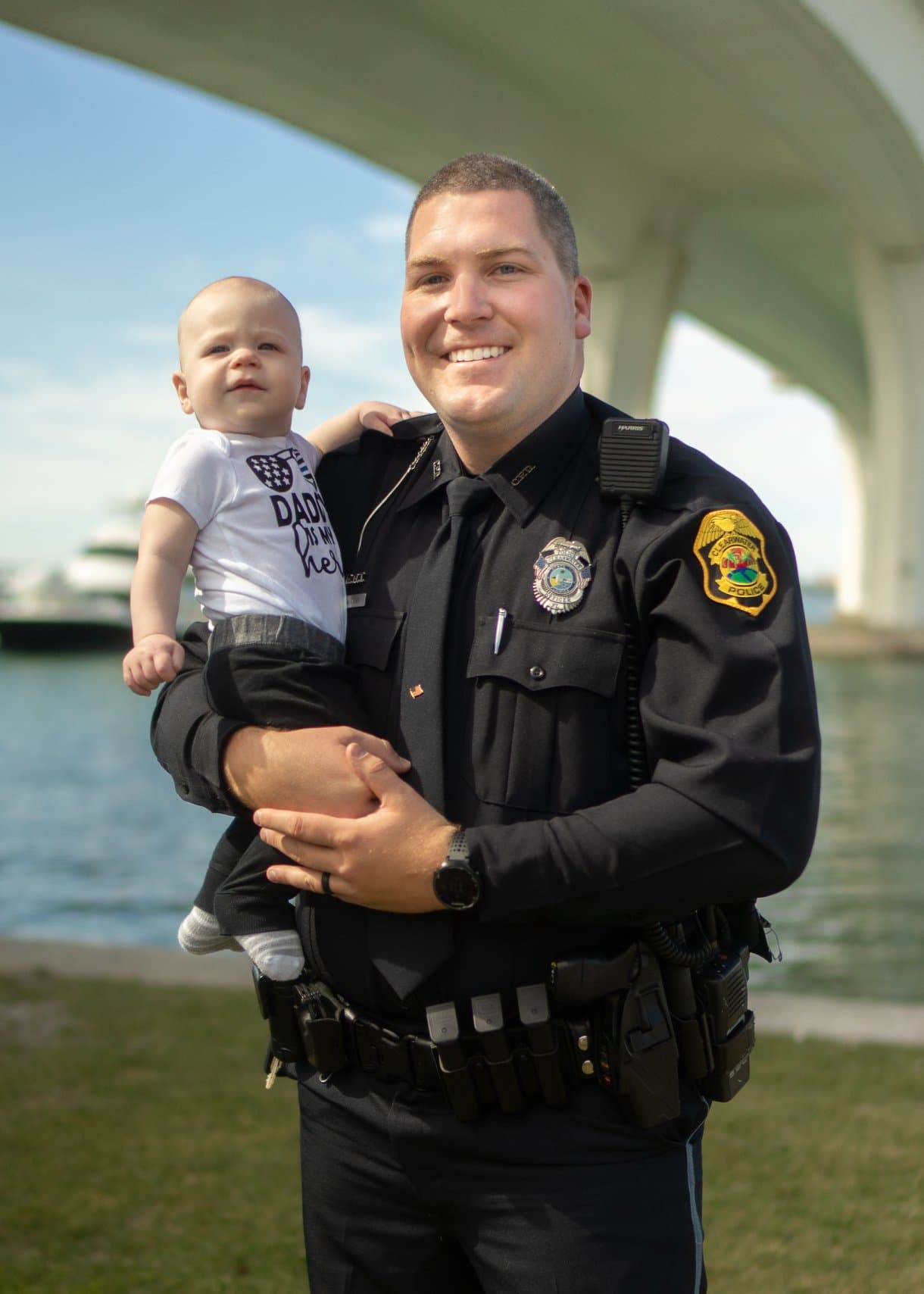 Además, los pequeños se mostraron seguros en sus primeras fotos y es cualquier niño que tenga un padre policía, tiene razones para estarlo.