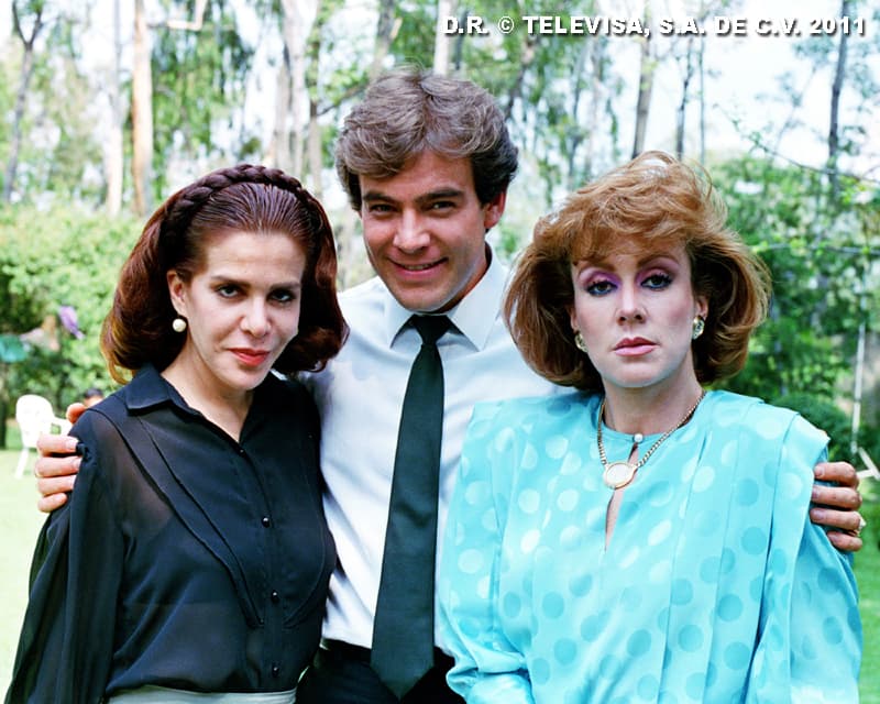 Laura Zapata, la villana de la historia, no se quedaba atrás y aparecía con las clásicas y marcadas hombreras.