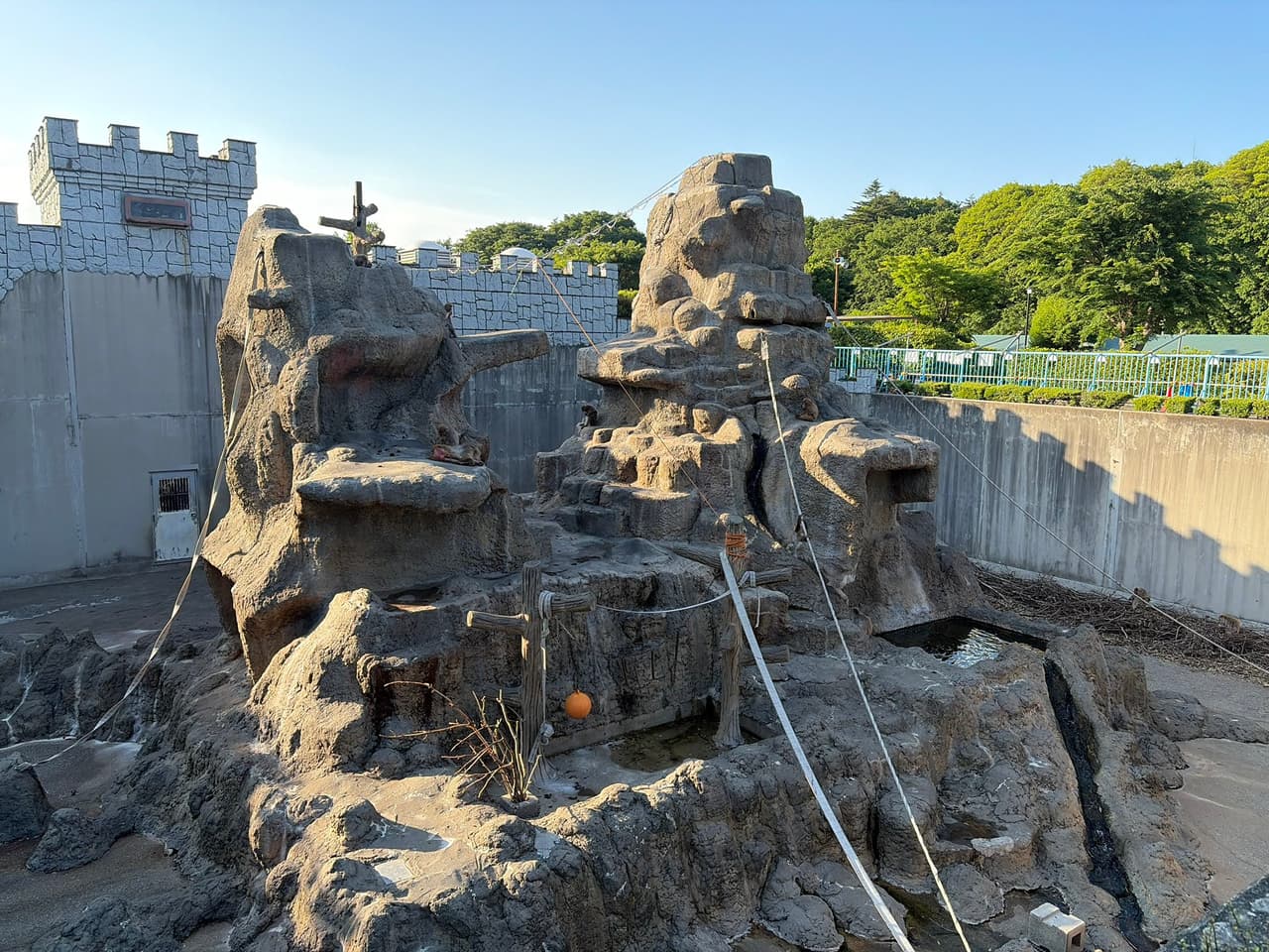 Parque de los monos endonde habita Punch y otros macacos dentro del Jardín Zoológico y Botánico de Ichikawa en Japón.