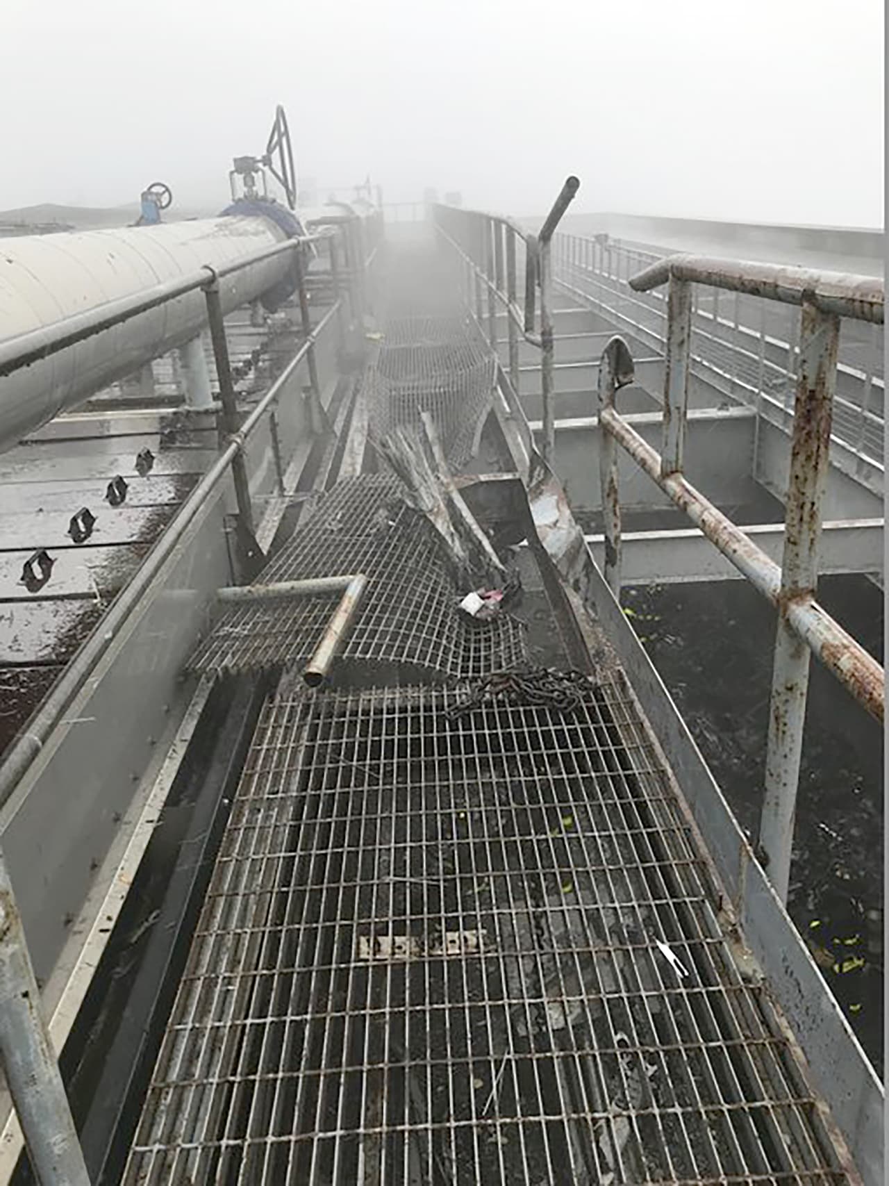 Los daños en la estructura de la azotea golpeada por el helicóptero.