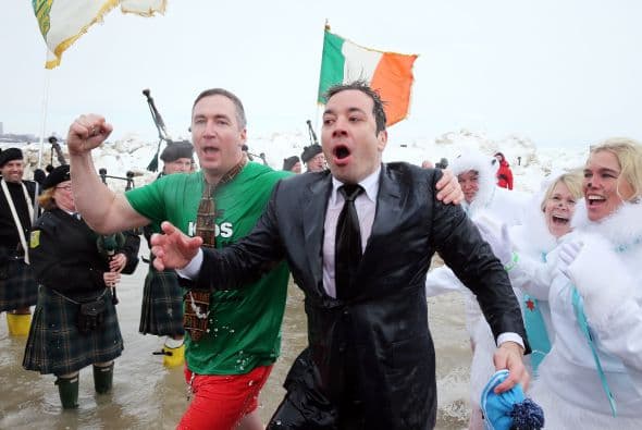 ¡Lo hizo!Mira lo congelado que quedó el comediante Jimmy Fallon luego de aceptar el reto que le hizo el alcalde de Chicago Rahm Emanuel de lanzarse a las congeladas aguas del Lago Chicago durante el Polar Plunge 2014 y con un temperatura de 2 grados