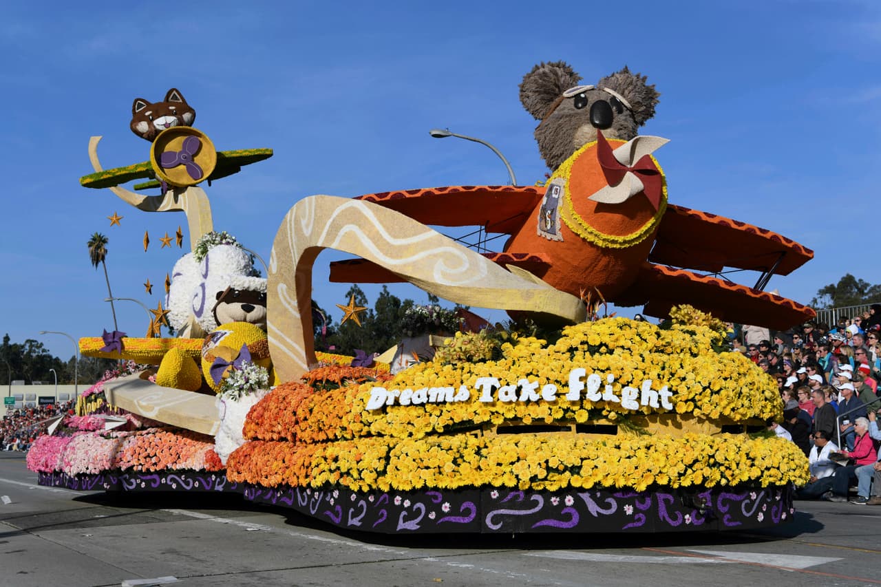 A lo largo de cinco millas y media pasaron representaciones de animales, ecosistemas, dragones, aldeas y monumentos.