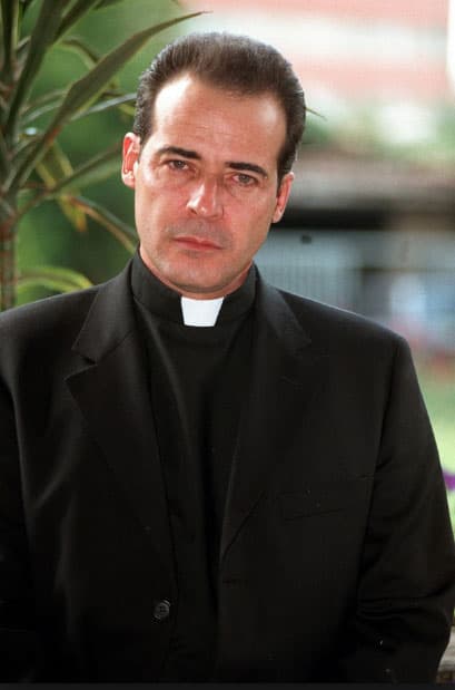 En "El privilegio de amar" interpretó al Padre Juan de la Cruz, uno de los protagonistas adultos.