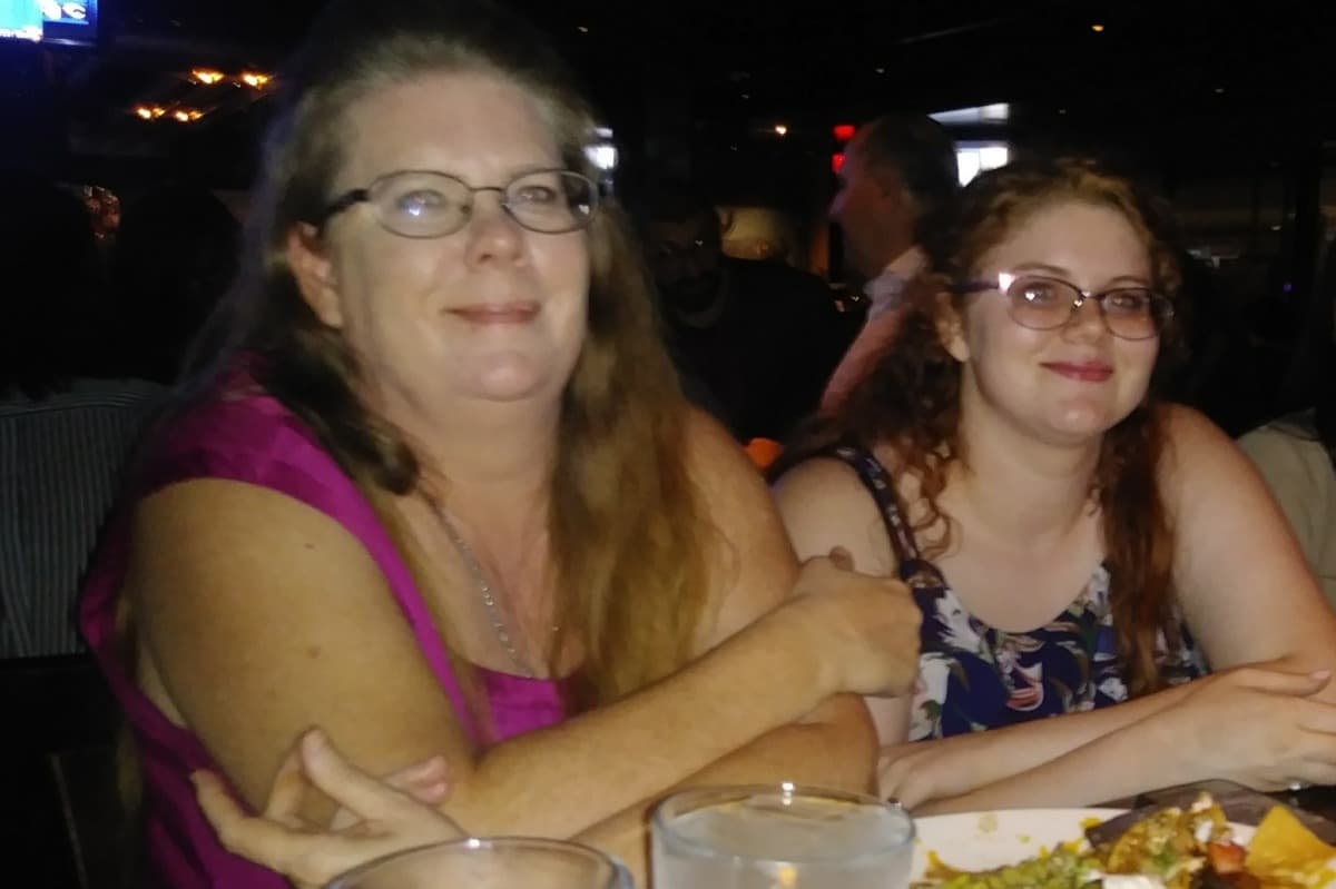 Wendy López-Araiza, de 46 años, y Génesis López-Araiza en una foto publicada en una página por sus familiares para recoger fondos para su funeral.