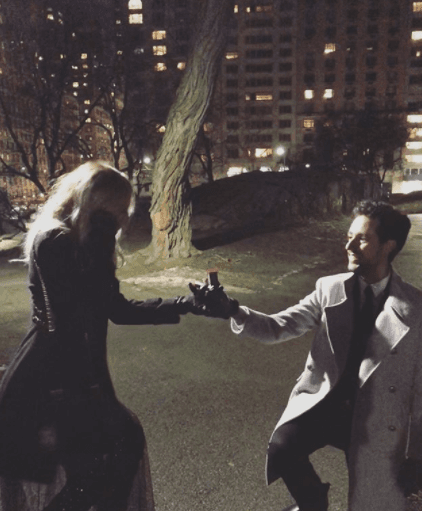 Y es que fue justo en esta ciudad, donde contó hicieron su primer viaje juntos, el lugar elegido por su gran amor para pedirle matrimonio. Arrodillándose en pleno Central Park con el anillo de compromiso en su mano.