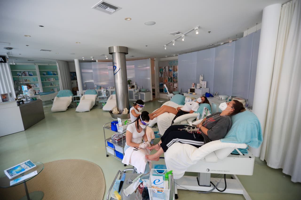 Algunos salones de uñas, como este ubiucado en Miami Beach, tuvieron clientela.
<br>