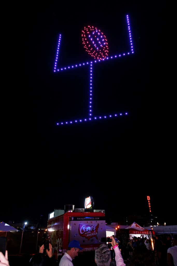 El espectáculo acaparó las miradas, se compartió en las redes y atrajo a decenas de visitantes a la zona en donde los fanáticos que no podrán entrar este domingo al estadio tenga una experiencia de lo que será el evento en vivo este domingo.