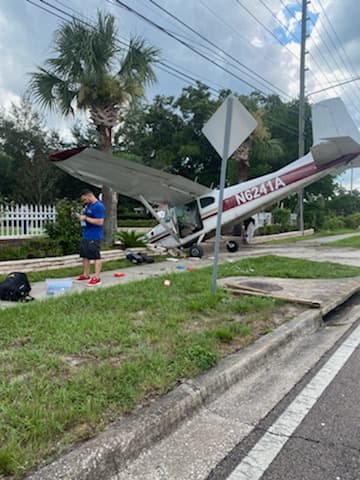 Finalmente, la aeronave se estrelló a las 4:00 pm en una acera de la University Boulevard y de la Hall Road en sentido oeste, quedando parcialmente en la entrada de una casa.