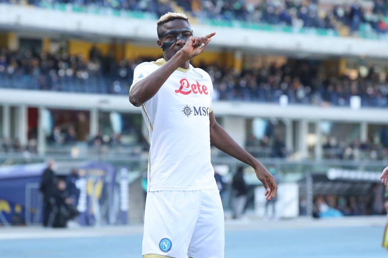 En un duelo donde el mexicano 'Chucky' Lozano jugó 63 minutos y tuvo un papel discreto, el nigeriano Victor Osimhen marcó los dos goles del Napoli, que valieron el triunfo ante Hellas Verona.