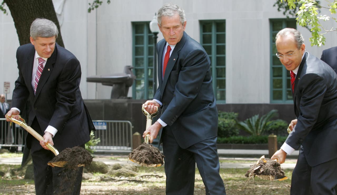 <b>Nueva Orleans, Louisiana. Estados Unidos (abril 2008)</b>
<br>
<br>
<b>Felipe Calderón</b>
<br>
<b>Stephen Harper</b>
<br>
<b>George W. Bush</b>
<br>
<br>La reunión regresó a Estados Unidos y los mandatarios sembraron un árbol en honor al Día de la Tierra en la plaza Lafayette de Nueva Orleans.