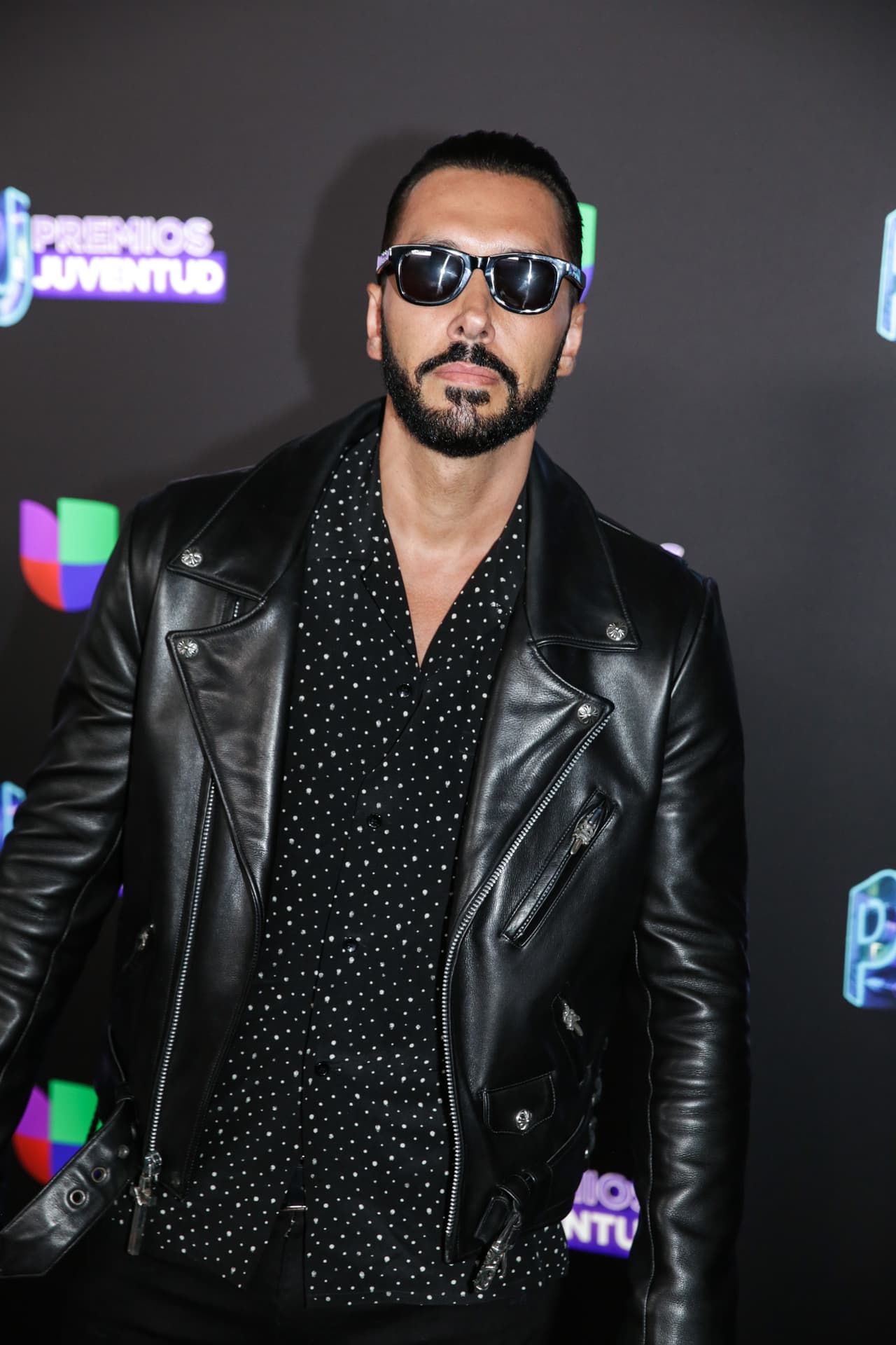 El DJ francés Cedric Gervais vestido de negro y con lentes de sol como complemento.