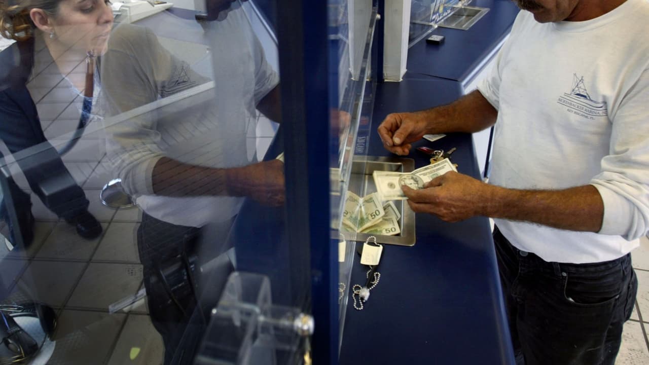 Denuncian plan del régimen cubano para apropiarse de los dólares que envían a sus ciudadanos