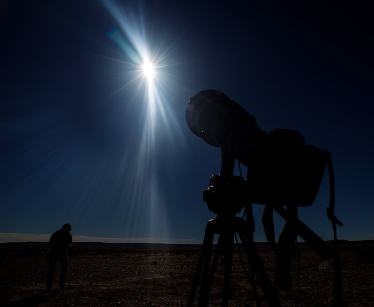 Isaías 13:10. "Pues las estrellas del cielo y sus constelaciones no destellarán su luz, se oscurecerá el Sol al salir, y la Luna no irradiará su luz".