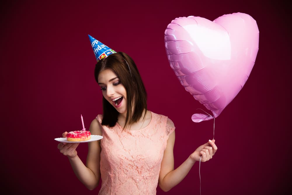 <b>Aries</b>
<br>
<b>Tu color para esperar el año nuevo zodiacal: Rojo intenso</b>
<br>Con el inicio de la primavera-otoño se inicia también el signo de Aries este año 2021. Es tu ciclo de cumpleaños, la apertura de una fase diferente que traerá una renovación total a tu vida. Es el período de la transformación, termina lo obsoleto y das pasos concretos en una nueva realidad donde imperará el amor y la prosperidad.