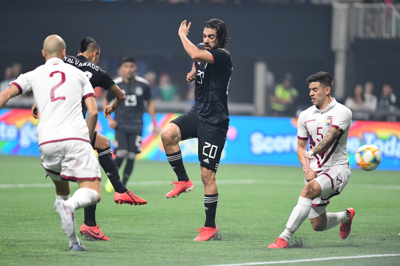 Y a los 32 minutos, en una jugada de mucha gente en el área rival, Roberto Alvarado reaccionó bien y a tiempo con este disparo.