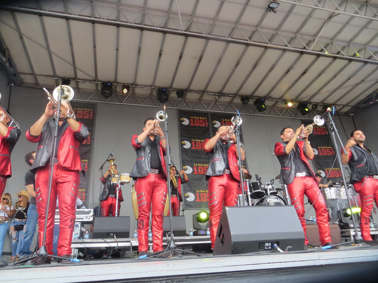 Banda MS puso a todos los asistentes de Fiestas Patrias 2015 a mover el esqueleto. Todo un deleite verlos en el escenario.