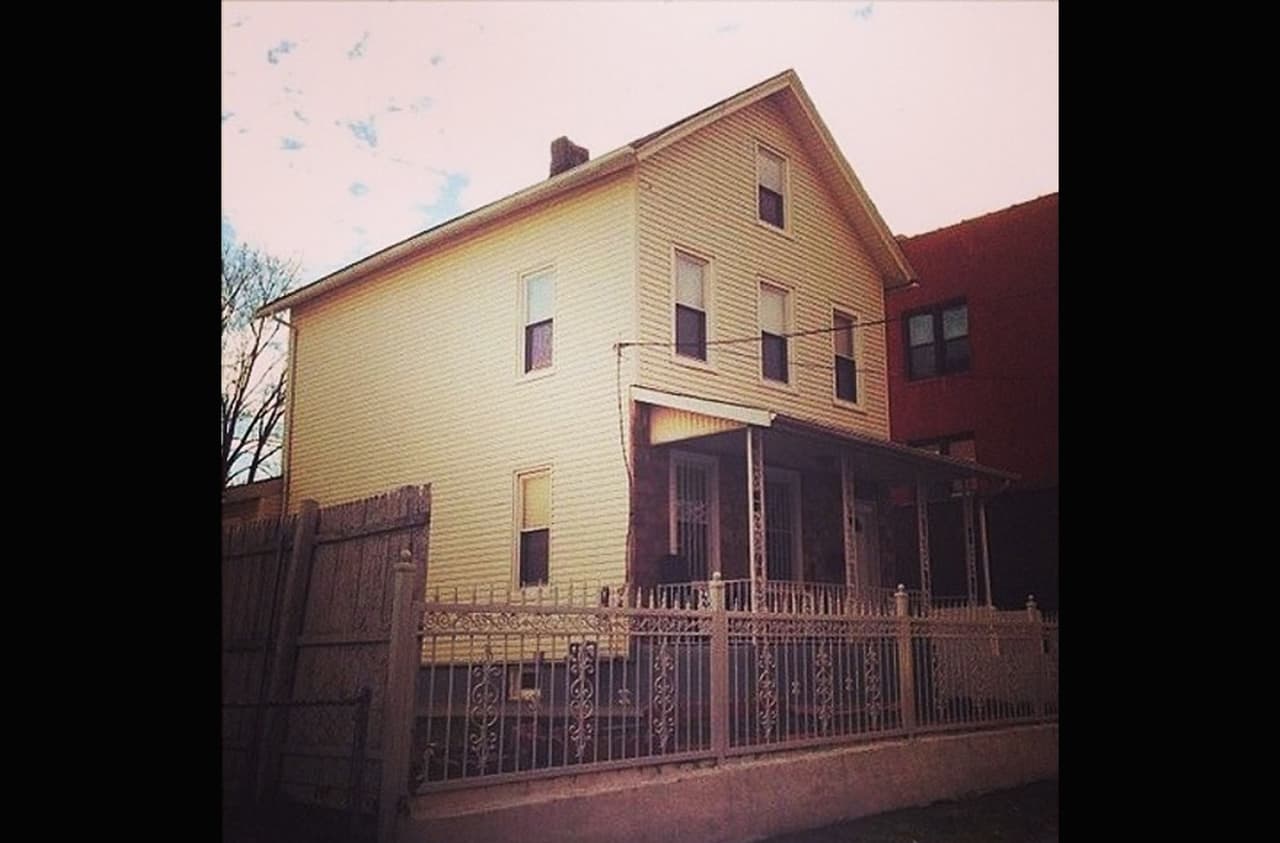 Esta es la pequeña casa en donde JLo vivió su infancia y parte de su adolescencia. Nada se compara con los lujos a los que hoy está acostumbrada.
