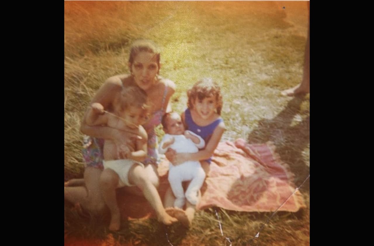 Jenni nació en Castle Hill, en el Bronx en Nueva York. Sus padres, de origen puertorriqueño trabajaron muy duro por el bienestar de sus tres hijas: Leslie, Lynda y Jennifer.