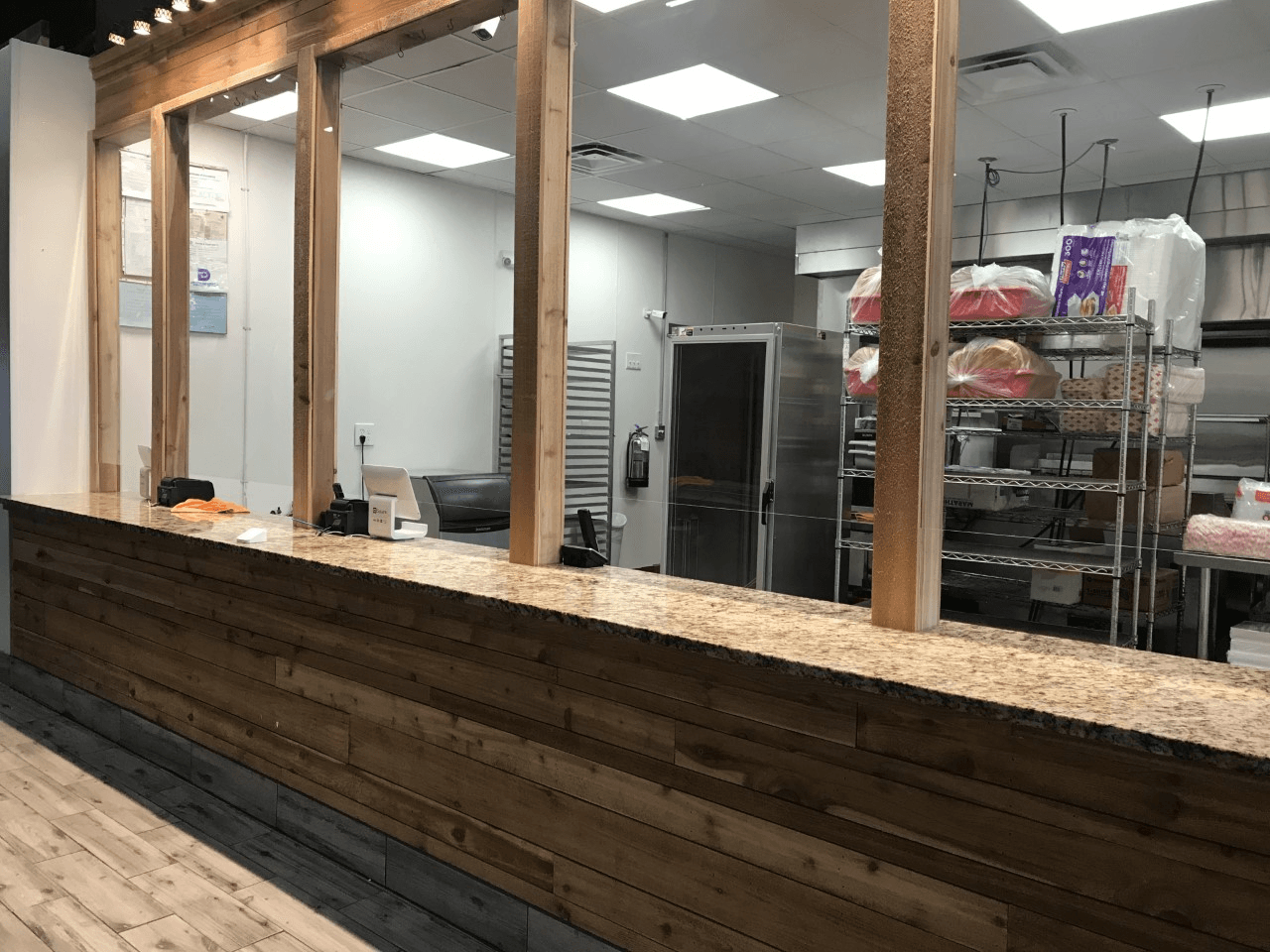 Sí, su reto incluyó abrir en pandemia, un intento de suicidio de una mujer que se estrelló contra el local que ya había remodelado y, además, junto a su esposa, superar al virus que lo mantuvo débil por un mes.