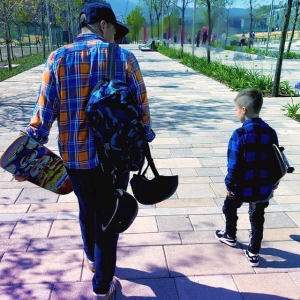 Aquí lo vemos con una imagen deportiva, luce muy parecido a su padre el empresario y político Fernando Reina.