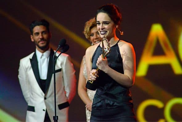 Al borde de las lágrimas, Fabiola subió al escenario por su reconocimiento.