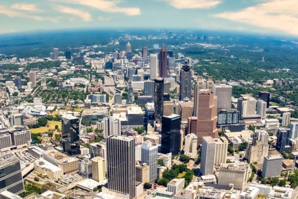 Por si te preguntabas, ¿cuál es la mejor ciudad para los solteros? Zumper colocó en primer lugar a Atlanta, Georgia. "La ciudad se ubicó entre los cinco primeros en las categorías de entretenimiento y restaurantes, ofreciendo muchos destinos para conocer gente y establecimientos para frecuentar en una cita nocturna", según compartieron en su sitio web.