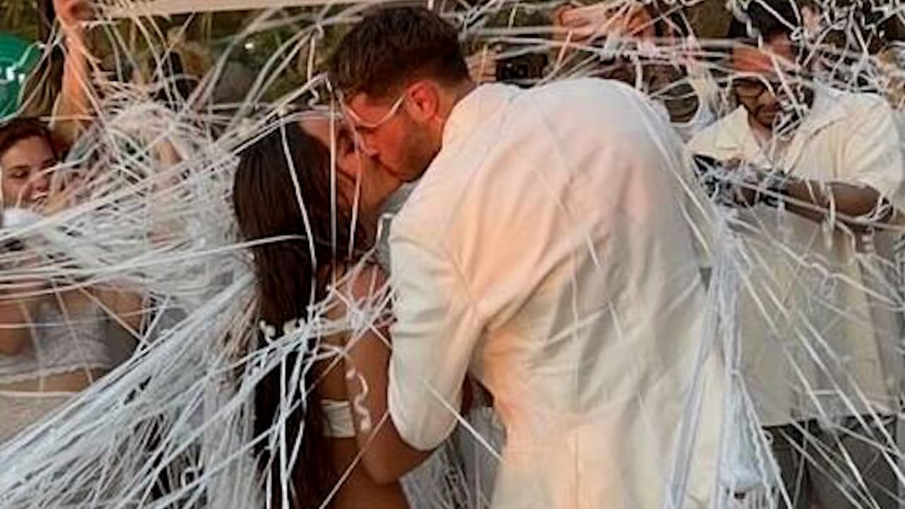 ¡Felicidades! Santiago Giménez contrae matrimonio en México