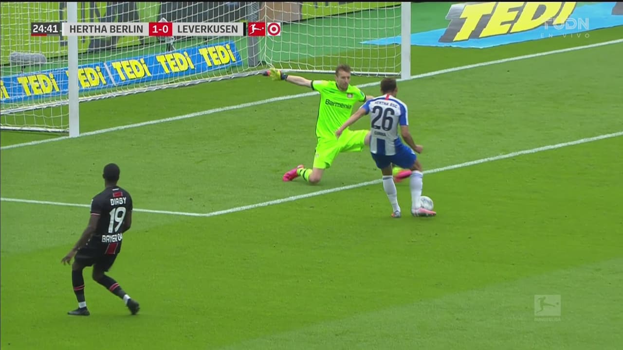 ¡De lo sublime a lo ridículo! Cunha falla en mano a mano ante Hradecky su segundo gol