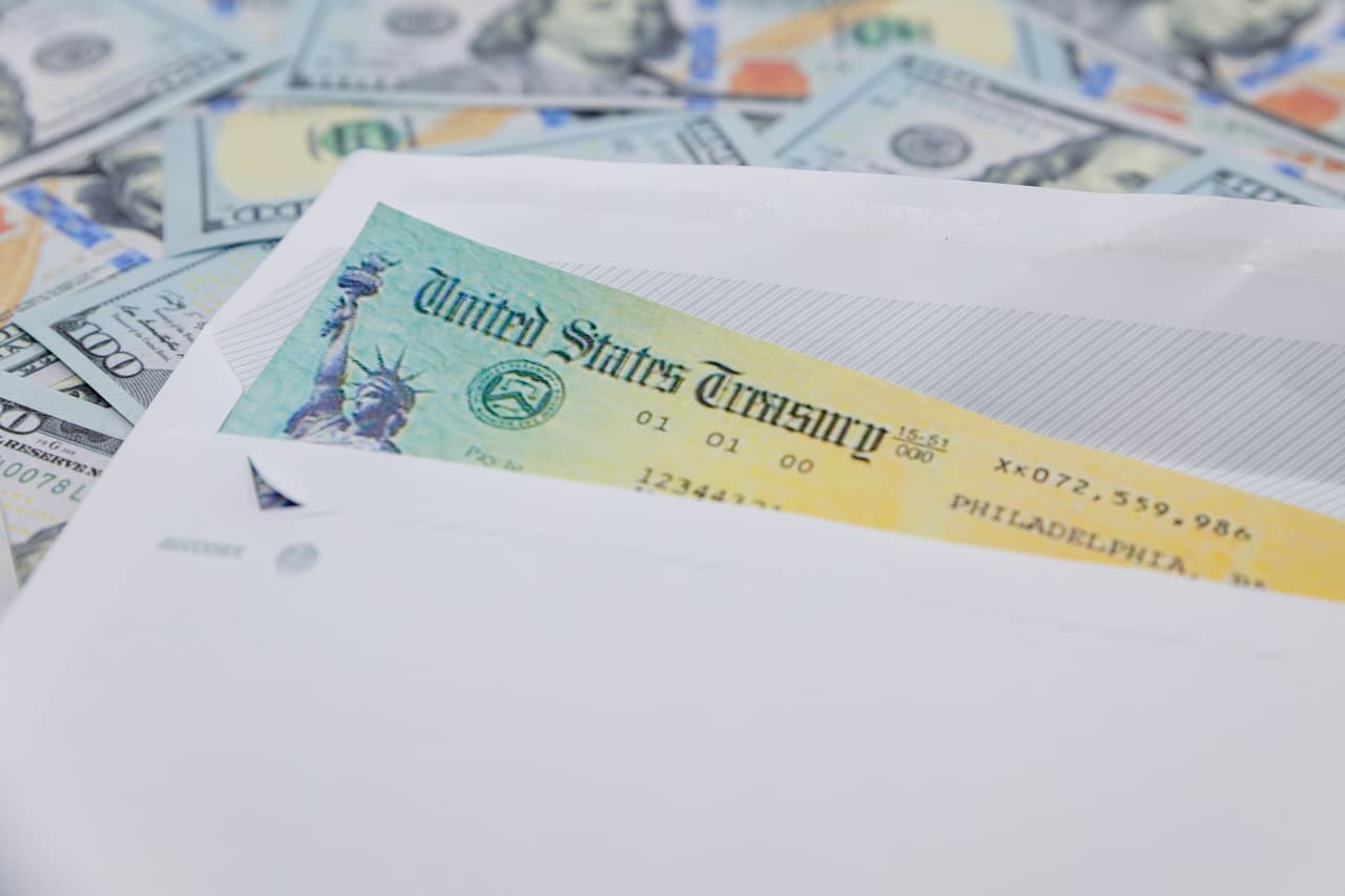 Si usted no recibe su pago o recibe el monto equivocado, el 
<a href="https://www.irs.gov/newsroom/irs-statement-update-on-economic-impact-payments" target="_blank">IRS recordó</a> que "puede reclamar el crédito de reembolso de recuperación cuando presente su declaración de impuestos de 2020. Se insta a los contribuyentes en esta situación a presentar electrónicamente con depósito directo para garantizar que su devolución de impuestos y su pago de estímulo llegue lo antes posible".