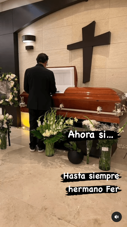 Fue él quien compartió algunas imágenes del funeral, en donde se aprecia el ataúd.
<br>