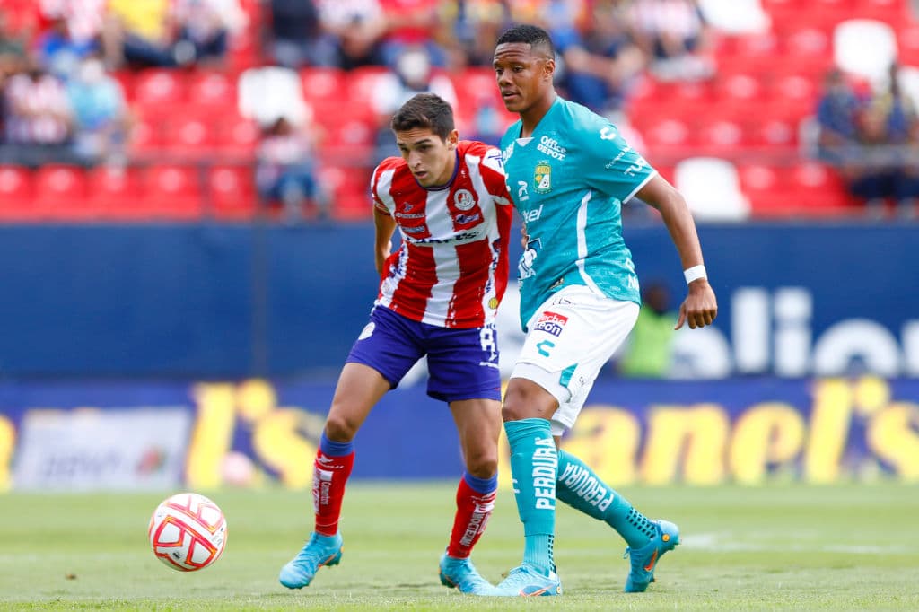 En un choque con muchas ocasiones, León, en el tiempo de reposición, se llevó el triunfo 1-2 en casa del Atlético San Luis, equipo descontó con un gol en contra de Byron Castillo.