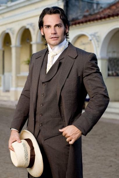 Al parecer ambos actores tenían que realizar una escena en la que se golpeaban, pero se les salió de control y los galanes continuaron la pelea en la vida real.