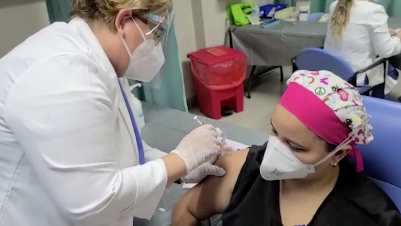 De acuerdo con información de los Centros para el Control y Prevención de Enfermedades (CDC), durante la reciente oleada de ómicron, los que recibieron el refuerzo tenían 21 veces menos probabilidades de morir de covid-19 en comparación con los que no estaban vacunados, y 7 veces menos probabilidades de ser hospitalizados.