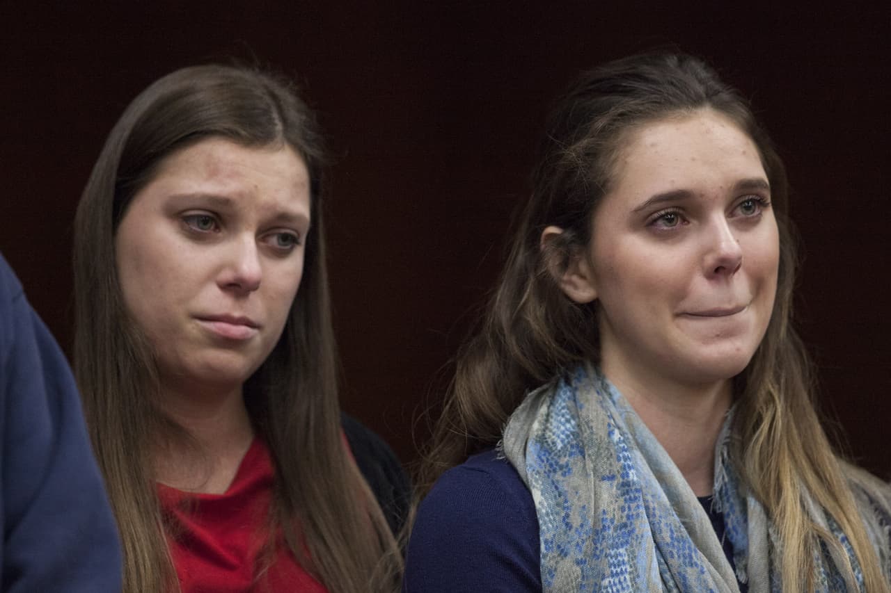 Lauren y Madison Rae, momentos antes de que su padre intentara agredir a Larry Nassar. Morgan, la tercera hermana abusada, había declarado en un juicio anterior contra Nassar.